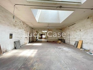 Magazzino in Affitto a Lucca, 2'000€, 600 m²