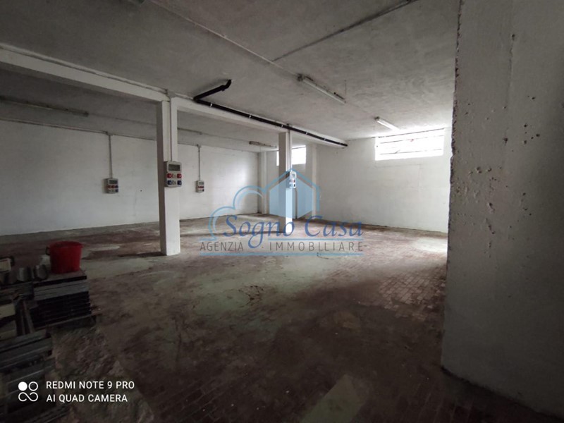 Capannone in Vendita a Luni, zona Dogana, 230'000€, 300 m²