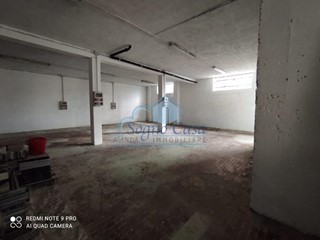 Capannone in Vendita a Luni, zona Dogana, 230'000€, 300 m²