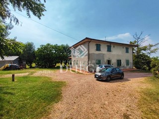 Casale in Vendita a Fauglia, zona Luciana, 400'000€, 299 m², arredato, con Box