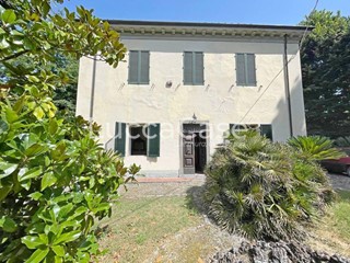 Casale in Vendita a Lucca, zona Ponte a Moriano, 890'000€, 500 m²