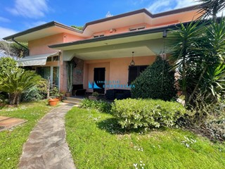 Villa in Vendita a Montignoso, zona Cinquale, 1'200'000€, 250 m², arredato