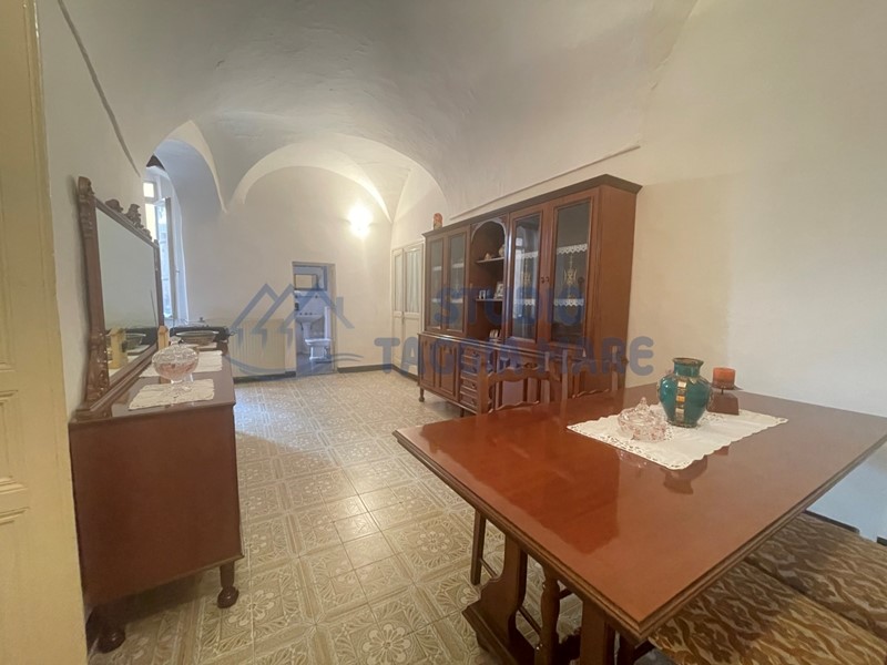Appartamento in Vendita a Taggia, zona Arma Di Taggia, 85'000€, 100 m²