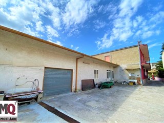 Casa Semi Indipendente in Vendita a Falciano del Massico, zona Via Direttissima, 110'000€, 270 m²