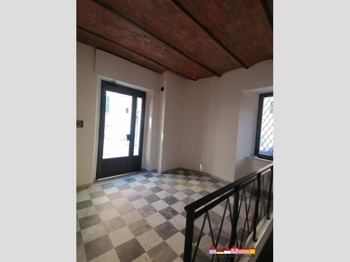 Negozio in Affitto a Carrara, 500€, 50 m²