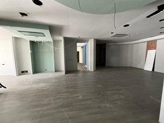 Immobile commerciale in Vendita a Poggibonsi, 280'000€, 240 m²