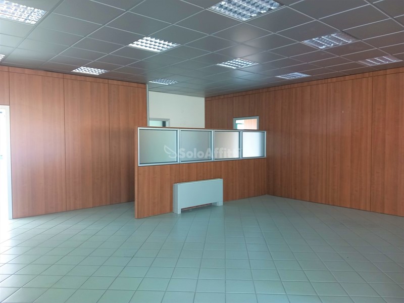 Ufficio in Affitto a Senigallia, 1'800€, 430 m²