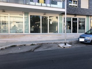Negozio in Vendita a Canosa di Puglia, 142 m²