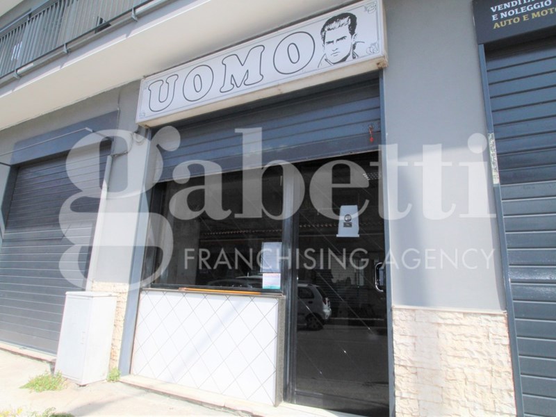 Negozio in Affitto a Arzano, 250€, 25 m²