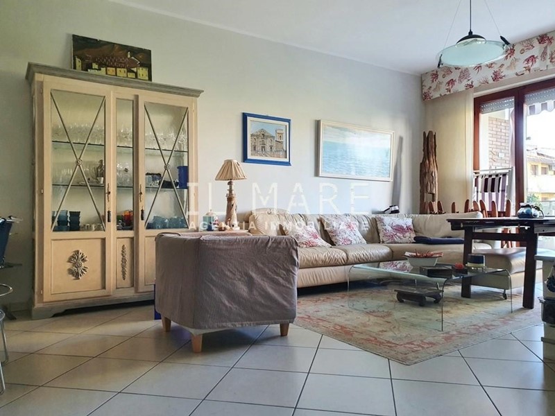 Appartamento in Vendita a Massa, zona Ronchi, 410'000€, 120 m², arredato, con Box