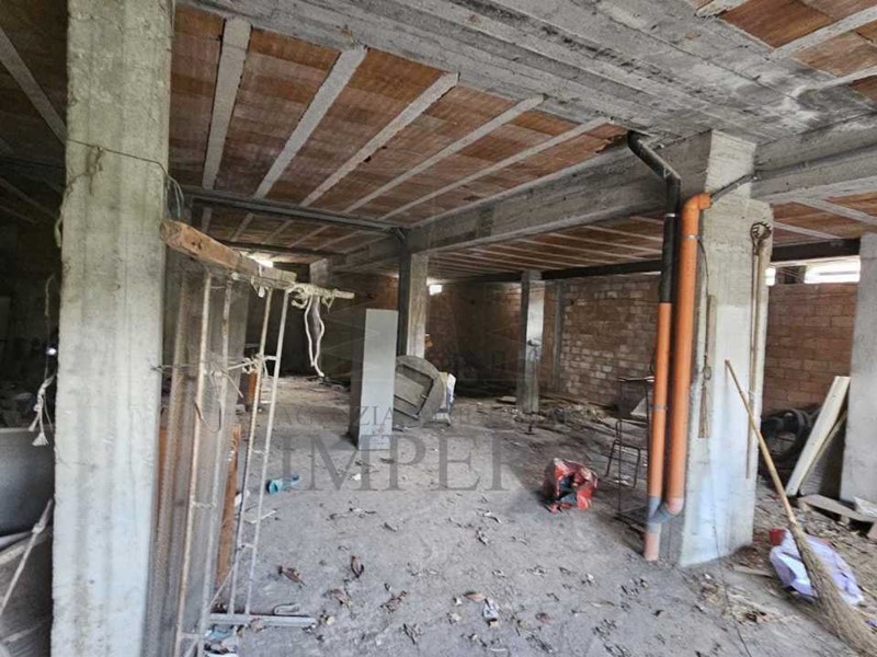 Magazzino in Vendita a Ventimiglia, zona Bevera, 75'000€, 150 m²