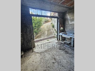 Magazzino in Vendita a Ventimiglia, zona Bevera, 75'000€, 150 m²