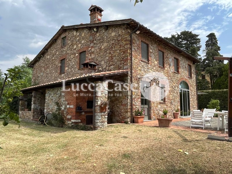 Casale in Vendita a Lucca, zona Santa Maria a Colle, 1'200'000€, 410 m², arredato, con Box