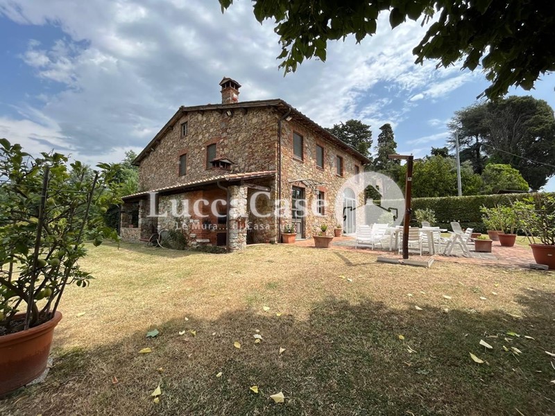 Villa in Vendita a Lucca, zona Santa Maria a Colle, 990'000€, 410 m², arredato, con Box