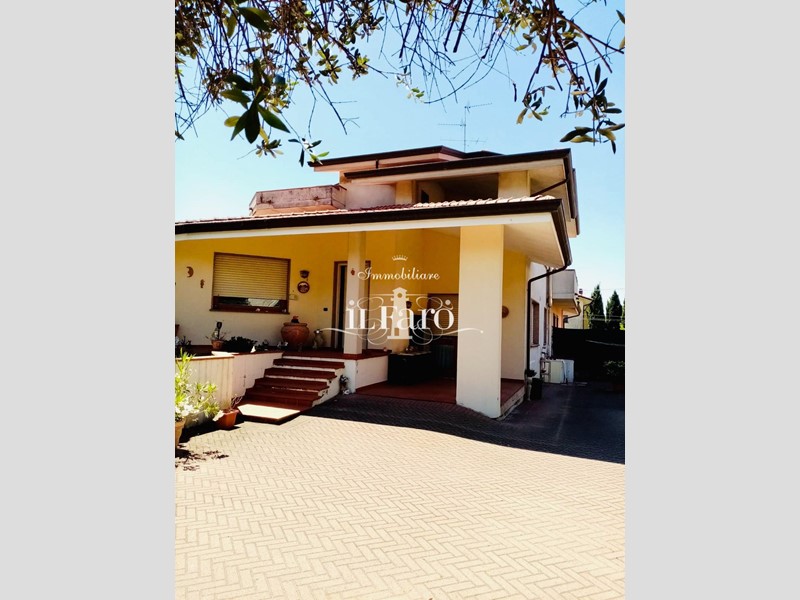 Villa in Vendita a Massarosa, 470'000€, 300 m², arredato