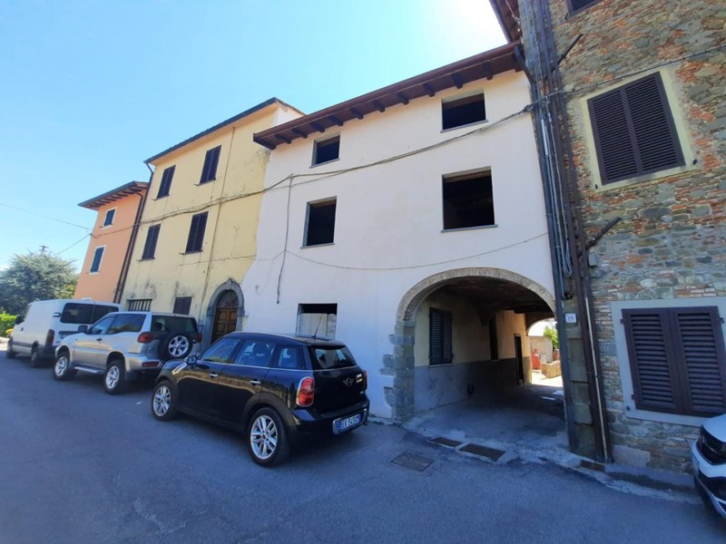 Casa Indipendente in Vendita a Pescia, zona Veneri, 80'000€, 210 m², con Box