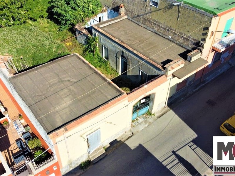 Casa Indipendente in Vendita a Mondragone, zona Via Cadorna, 65'000€, 190 m²