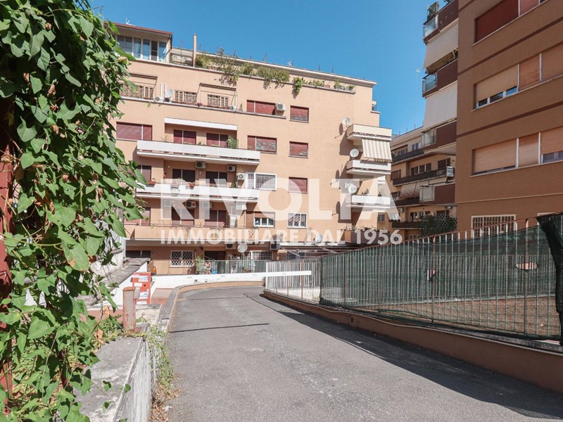 Immobile commerciale in Vendita a Roma, zona Gregorio VII, 90'000€, 74 m²