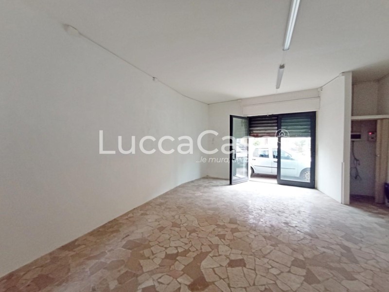 Negozio in Affitto a Lucca, zona Sant'Anna, 700€, 40 m²