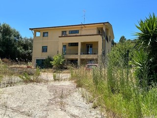 Villa in Vendita a Caltanissetta, 180'000€, 360 m²