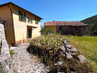 Casale in Vendita a Riccò del Golfo di Spezia, 85'000€, 160 m²