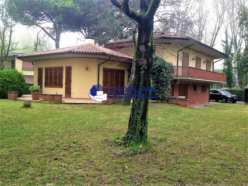 Villa in Vendita a Massa, zona Ronchi, 890'000€, 220 m², arredato