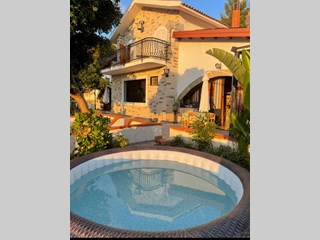 Villa in Vendita a Castellammare del Golfo, 630'000€, 350 m²