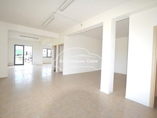Negozio in Vendita a Porcari, 180'000€, 96 m²