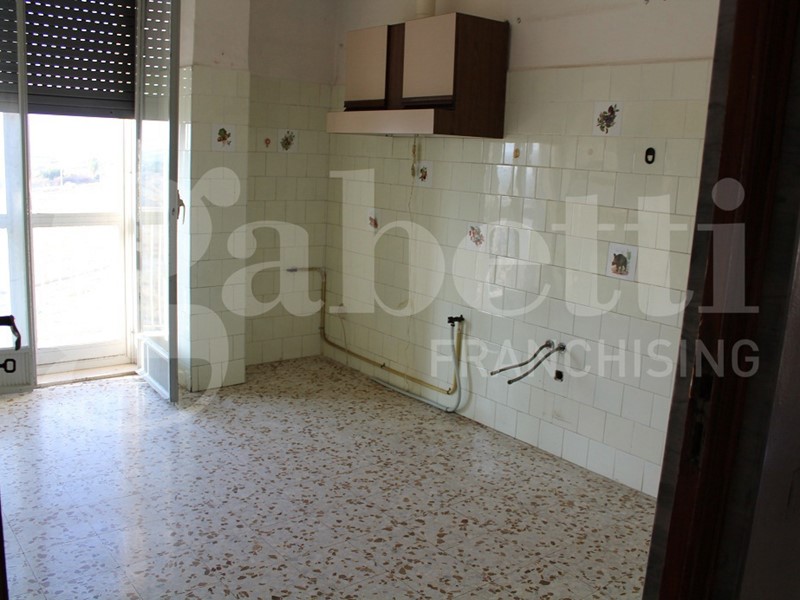 Quadrilocale in Vendita a Canosa di Puglia, 59'000&euro;, 95 m²