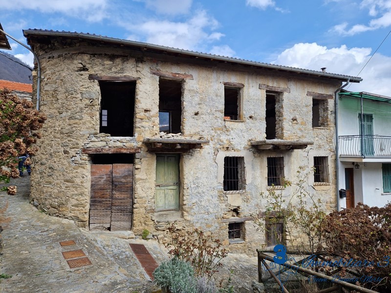 Casale in Vendita a Mendatica, 25'000€, 110 m²