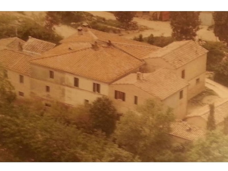 Casale in Vendita a Montalcino, 240'000€, 320 m²