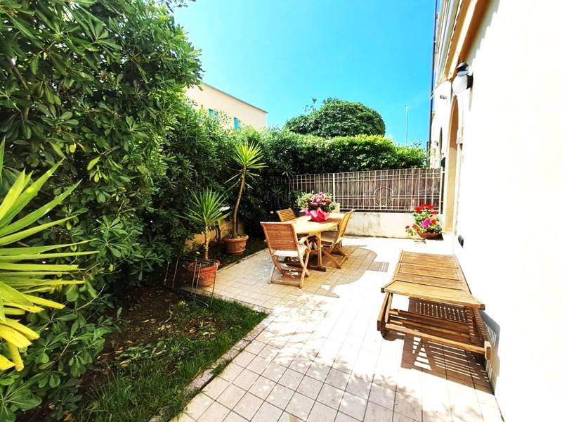 Villa bifamiliare in Vendita a Massa, zona Marina di Massa, 380'000€, 85 m², arredato