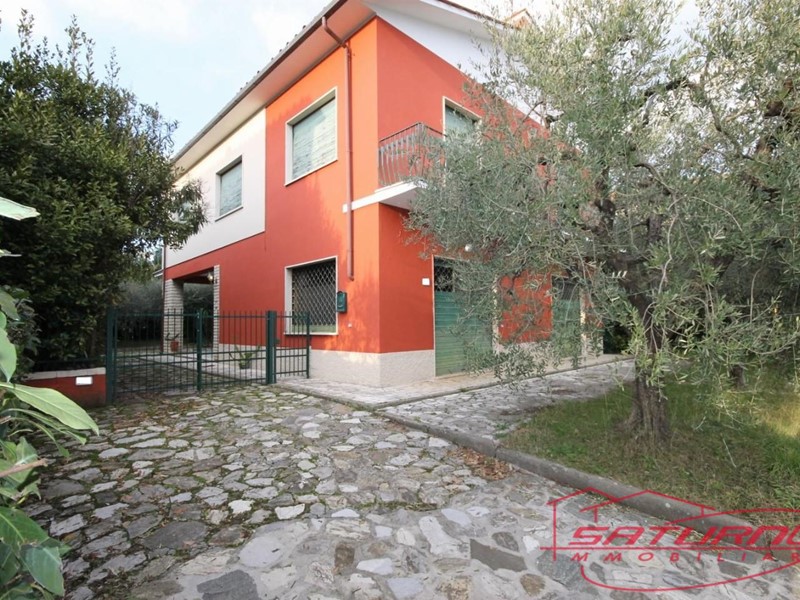 Villa in Vendita a Lucca, zona San Quirico di Moriano, 370'000€, 220 m²