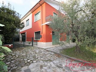 Villa in Vendita a Lucca, zona San Quirico di Moriano, 370'000€, 220 m²