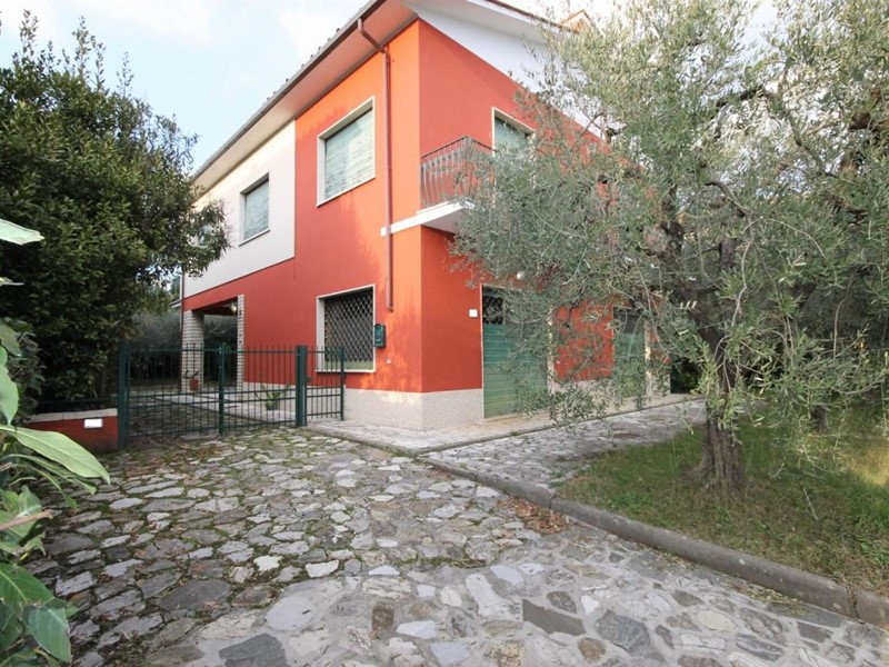 Villa in Vendita a Lucca, zona San Quirico di Moriano, 370'000€, 220 m²