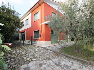 Villa in Vendita a Lucca, zona San Quirico di Moriano, 370'000€, 220 m²