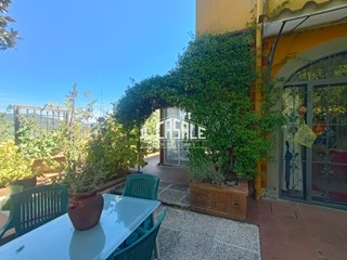 Appartamento in Vendita a Rignano sull'Arno, zona Rignano Sull'Arno, 385'000€, 230 m², con Box