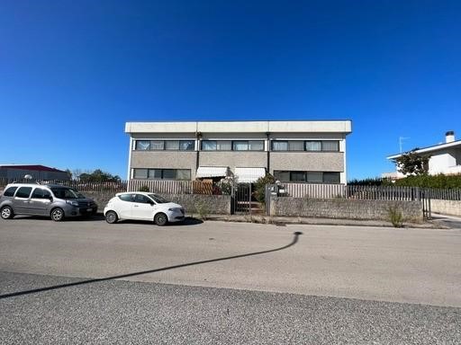Capannone in Vendita a Bibbona, 550'000€, 800 m²
