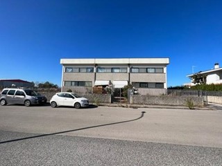 Capannone in Vendita a Bibbona, 550'000€, 800 m²