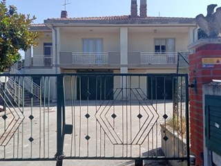 Casa Indipendente in Vendita a Vasto, zona Villa De Nardis, 220'000&euro;, 220 m²