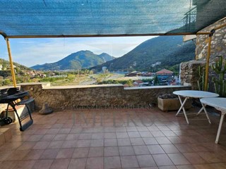 Casa Semi Indipendente in Vendita a Ventimiglia, zona Varase, 120'000€, 165 m²