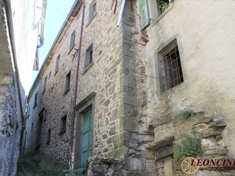 Casale in Vendita a Zeri, 300'000€, 1000 m²