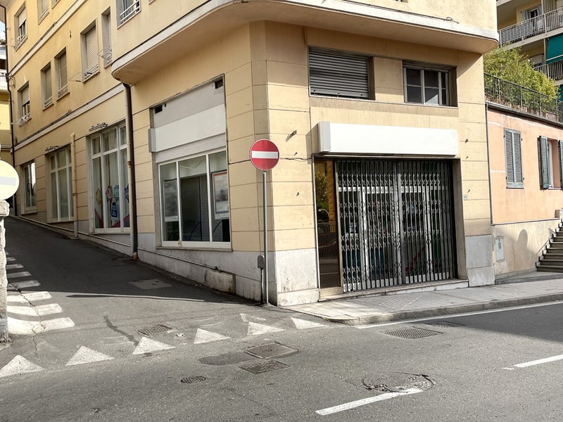 Immobile commerciale in Vendita a Sanremo, 295'000€, 157 m²
