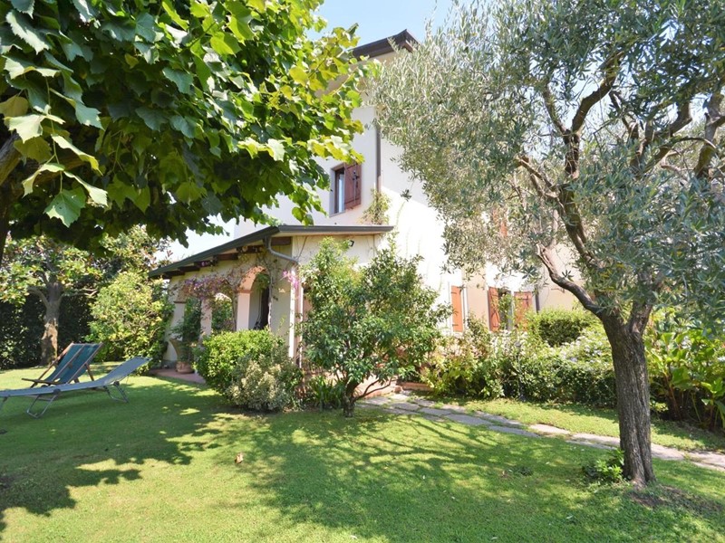 Villa bifamiliare in Vendita a Montignoso, zona Cervaiolo, 520'000€, 220 m², arredato
