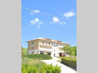 Casa Semi Indipendente in Vendita a Penna San Giovanni, 300'000&euro;, 450 m²