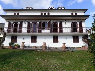 Villa in Vendita a Capannori, zona Colle di Compito, 750'000€, 480 m², arredato, con Box