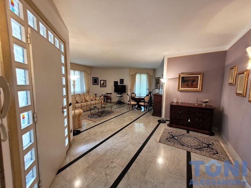 Villa in Vendita a Cerreto Guidi, 690'000€, 300 m², con Box