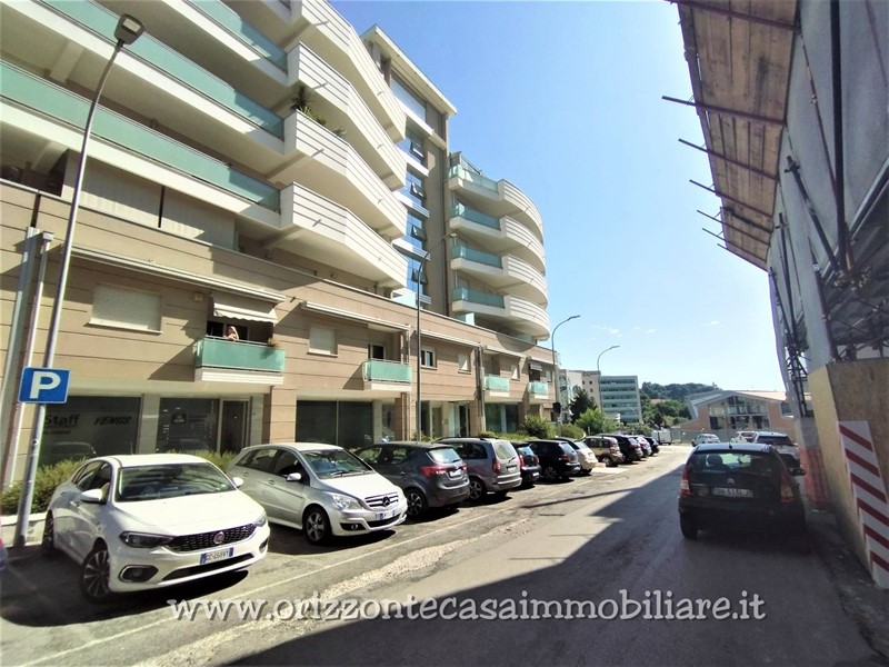 Immobile commerciale in Vendita a Ascoli Piceno, zona Porta Maggiore, 140'000€, 108 m²