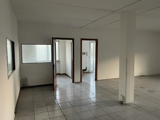 Ufficio in Affitto a Lucca, zona Pontetetto, 1'000€, 100 m²