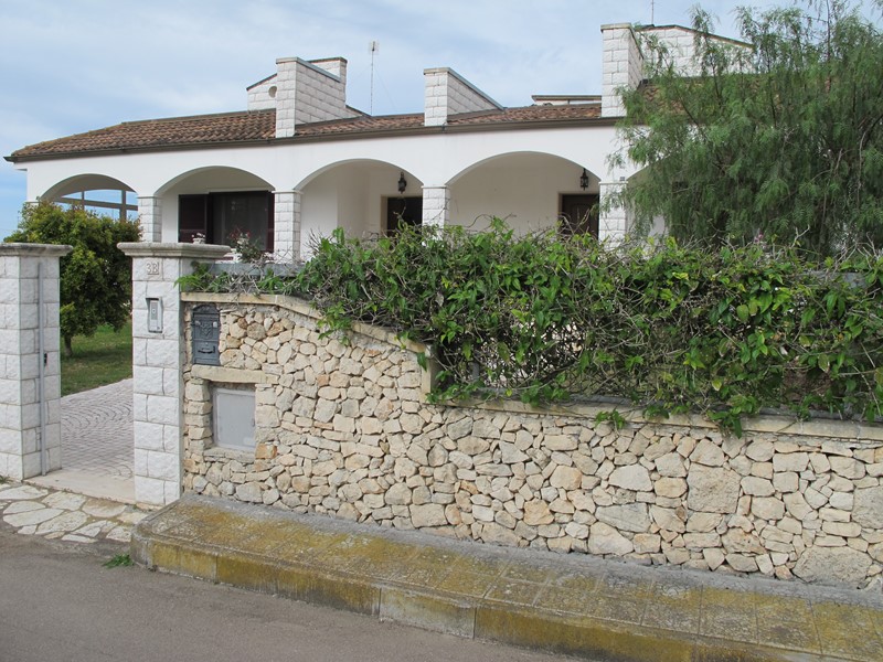 Villa in Vendita a Lecce, zona lecce - san cataldo, 450'000€, 380 m²